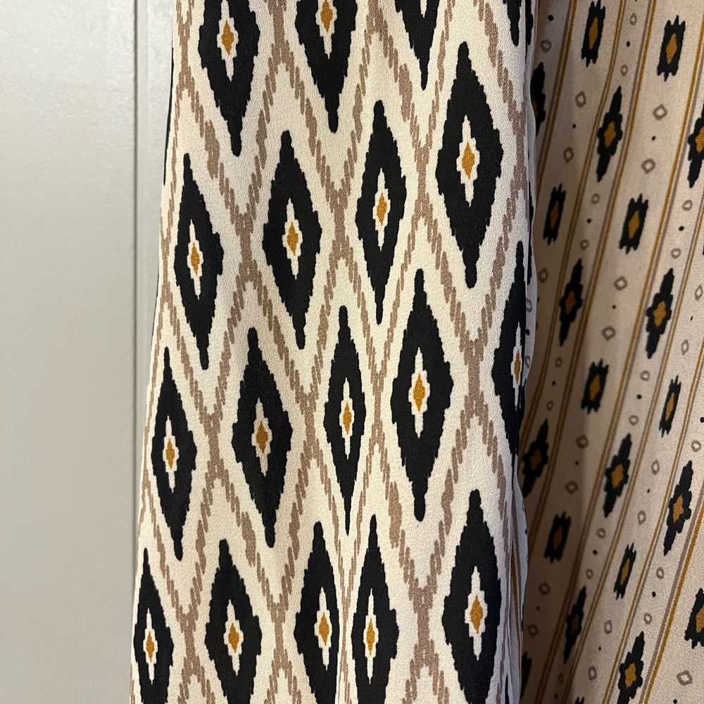 DR2 Black and Cream Patterned Top - Picture 2 of 4